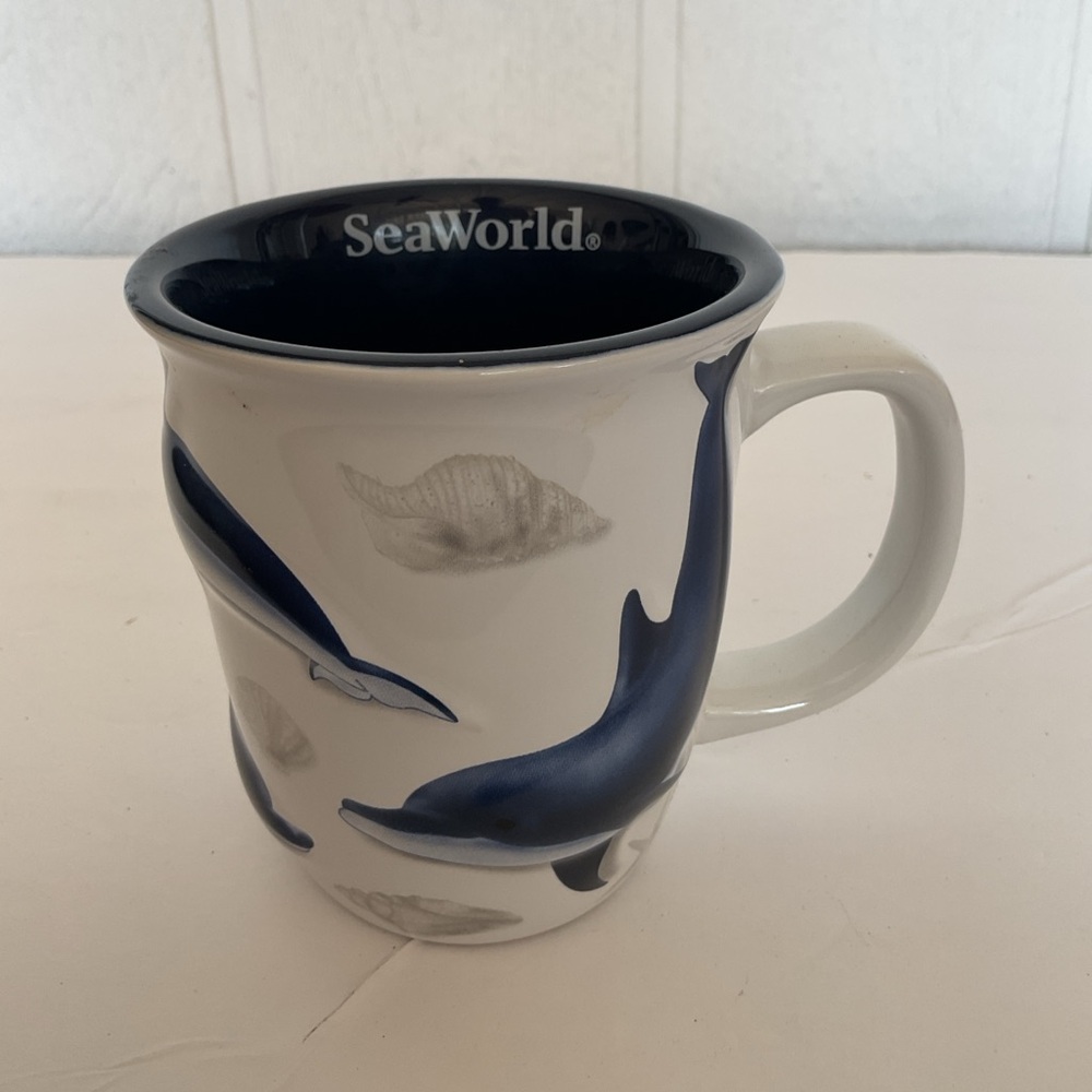 SEA WORLD SEAWORLD 3 D RAISED PORPOISE DOLPHINS w/ SEA SHELLS MUG NWT